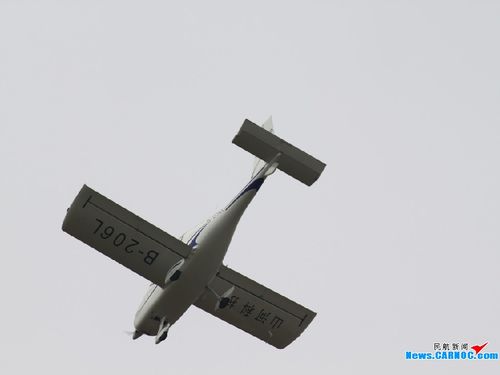 国内首款轻型运动飞机亮相珠海秀身姿